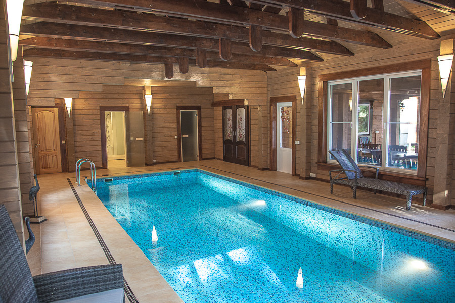 Бассейн в деревянном доме