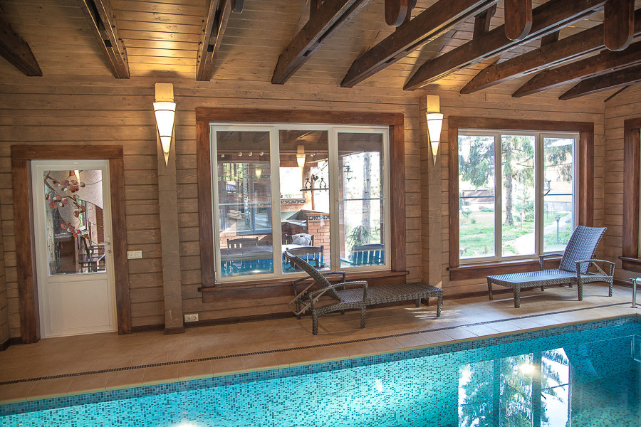 Бассейн в деревянном доме