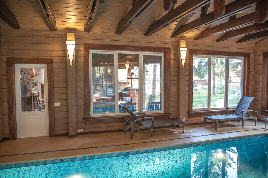 Бассейн в деревянном доме