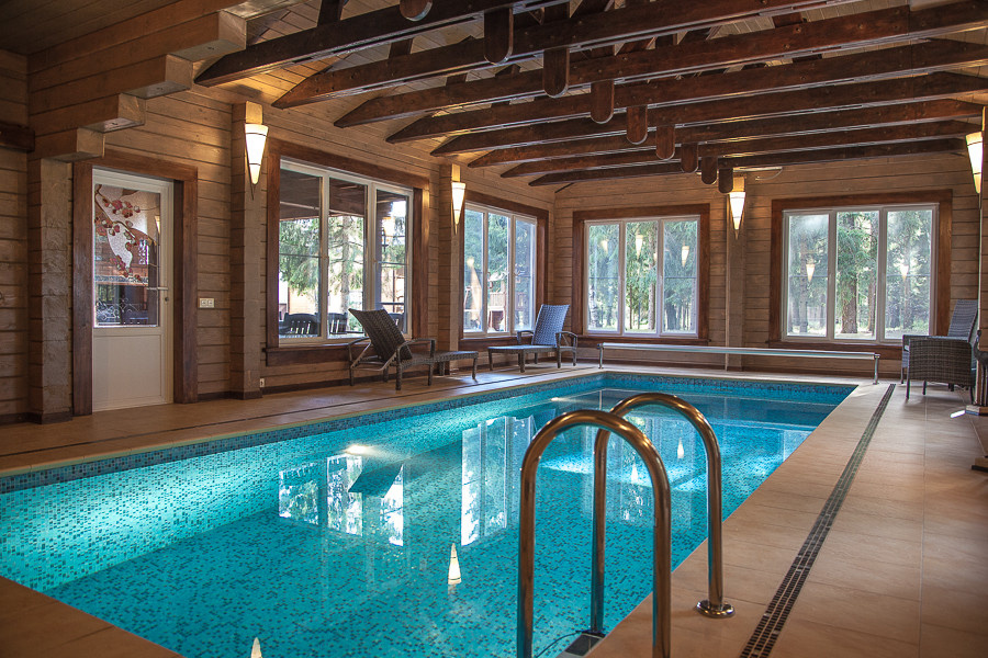 Бассейн в деревянном доме
