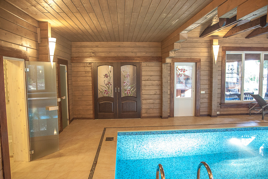 Бассейн в деревянном доме