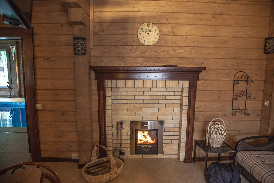 Бассейн в деревянном доме