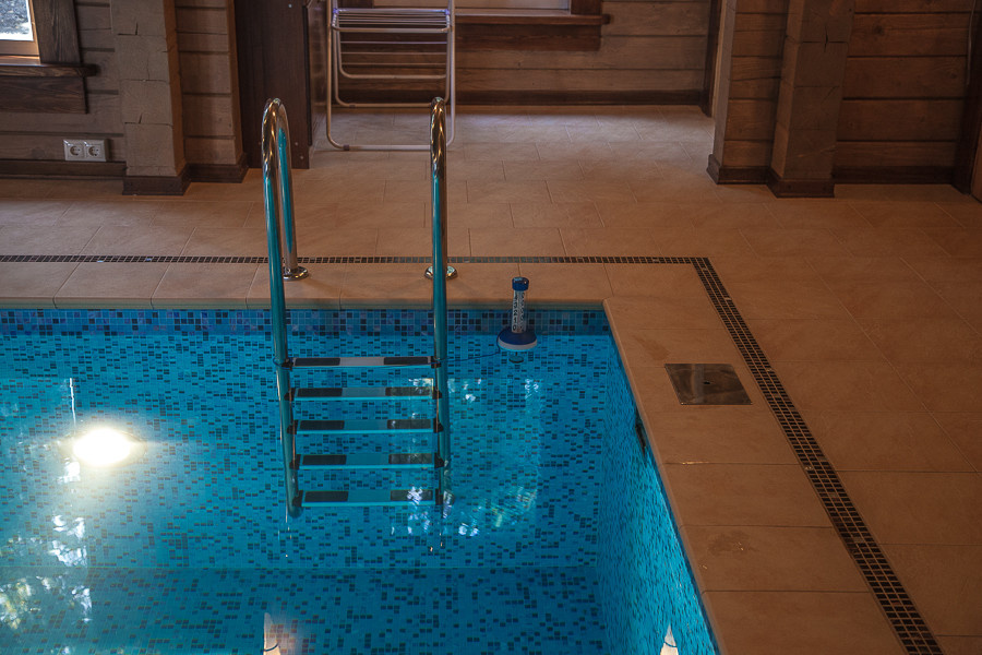 Бассейн в деревянном доме