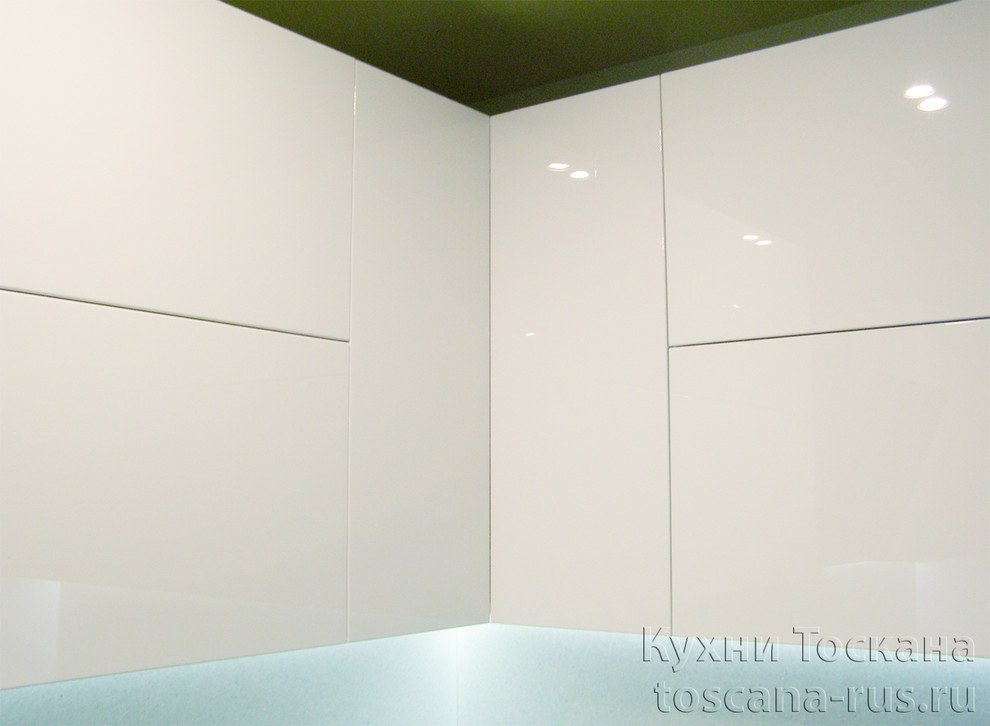 Угловой подвесной шкаф