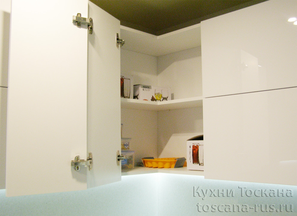 Угловой подвесной кухонный шкаф