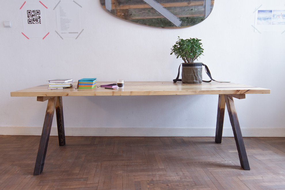 Рабочий стол из разных видов старого дерева