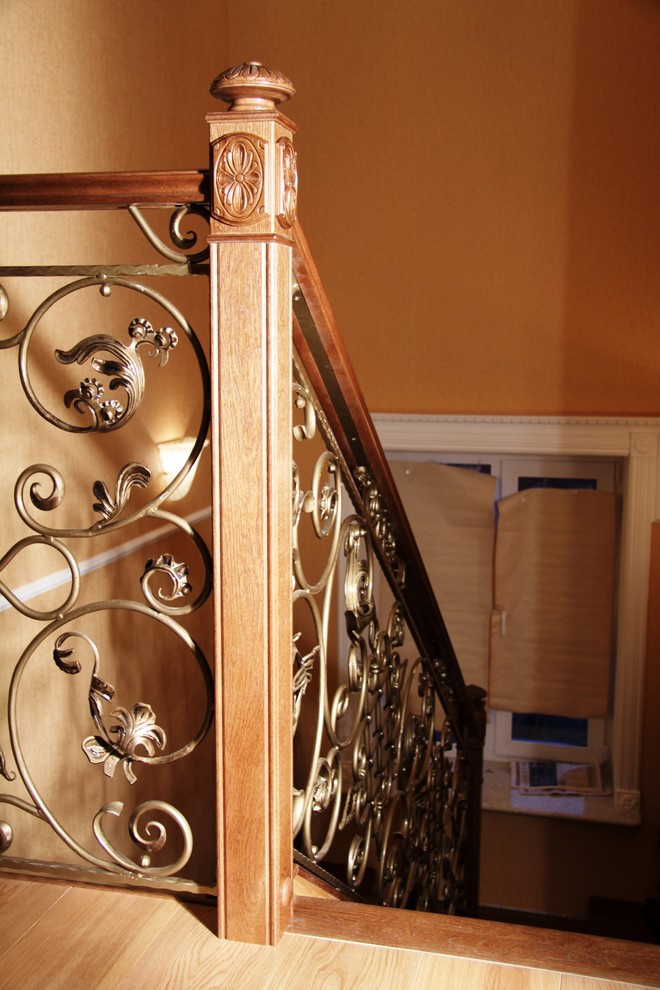 Дубовая лестница в загородном доме