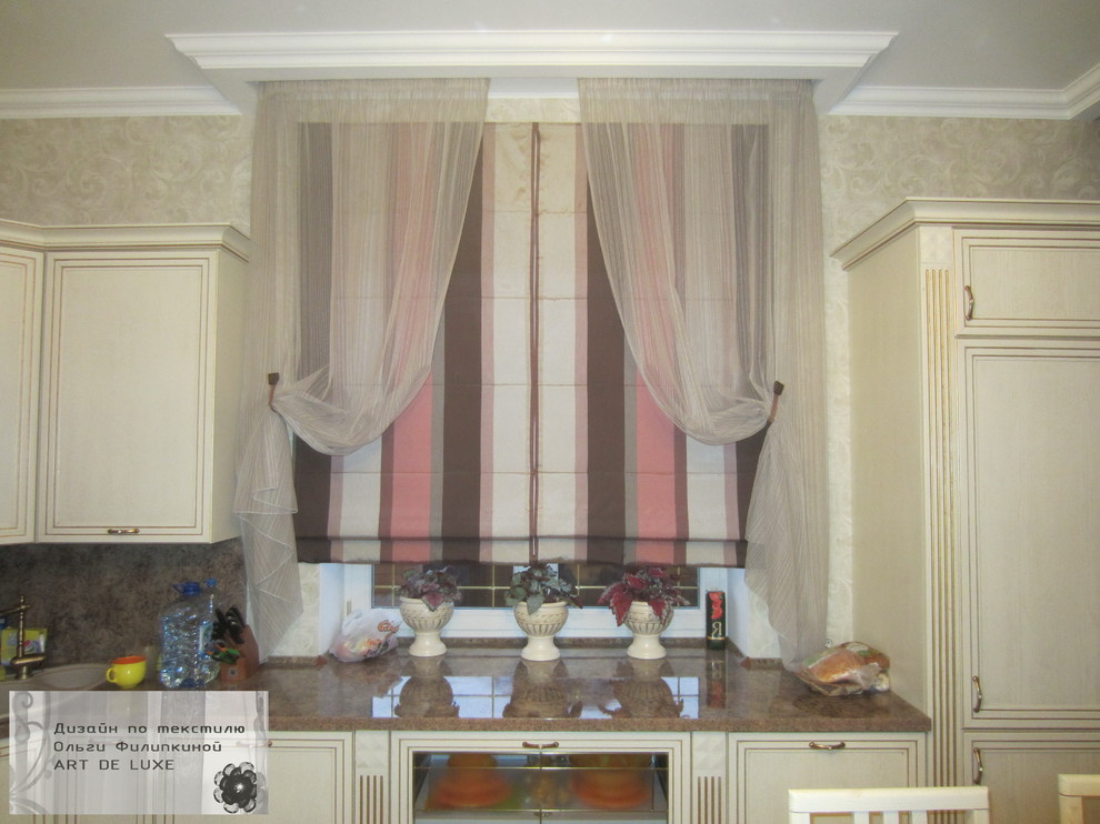 Кухня-столовая, портьеры, тюль, римские.