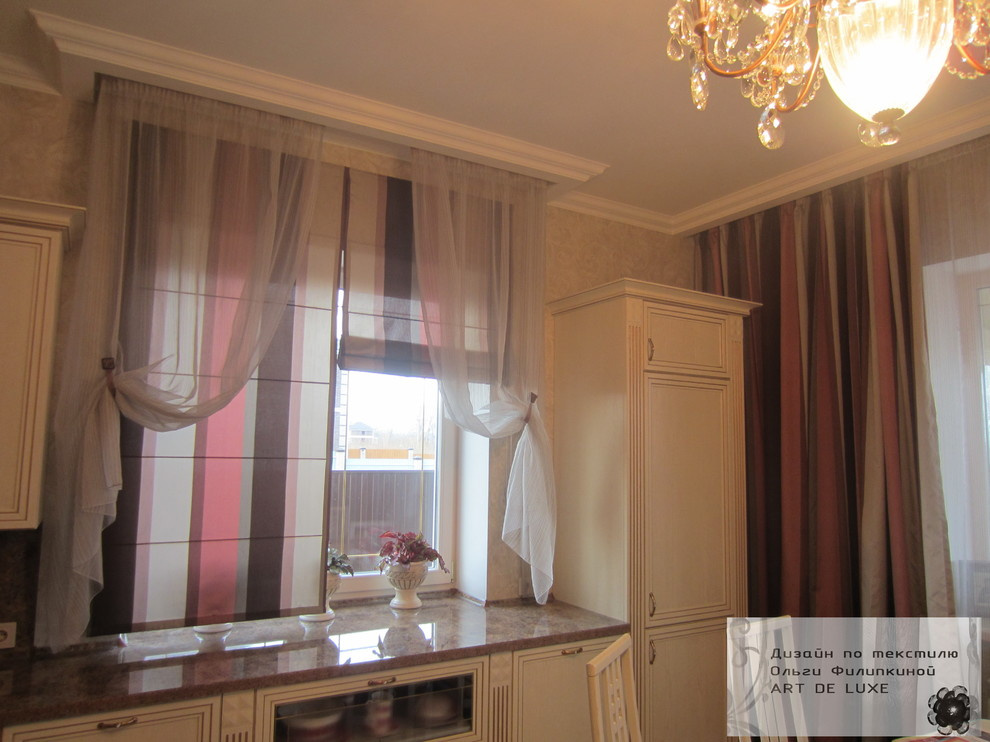 Кухня-столовая, портьеры, тюль, римские.