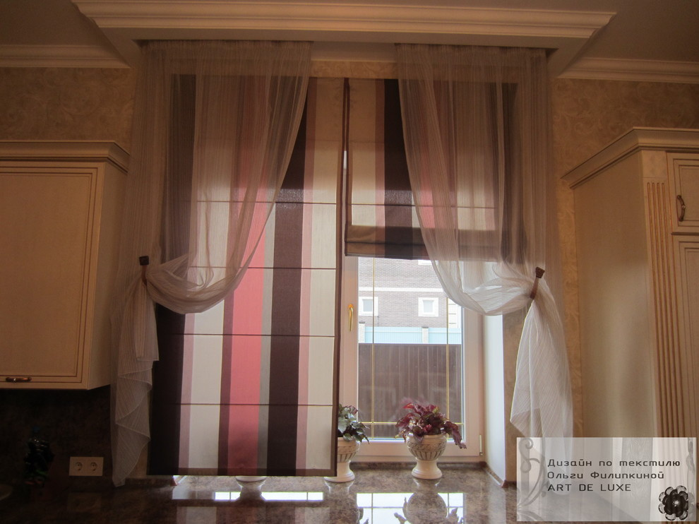 Кухня-столовая, портьеры, тюль, римские.