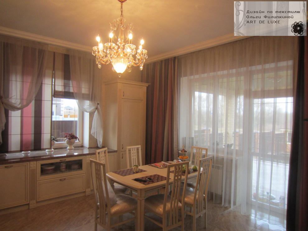 Кухня-столовая, портьеры, тюль, римские.