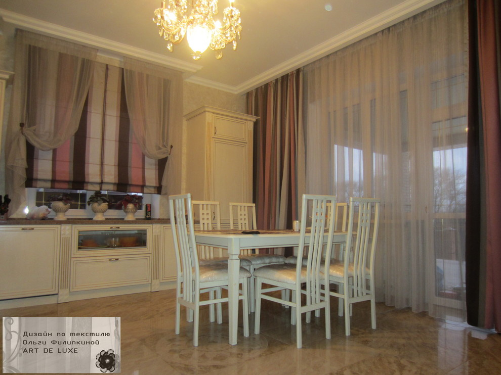 Кухня-столовая, портьеры, тюль, римские.
