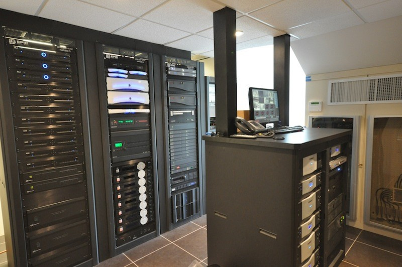 Умный дом - техническое помещение систем Crestron, мультирум.