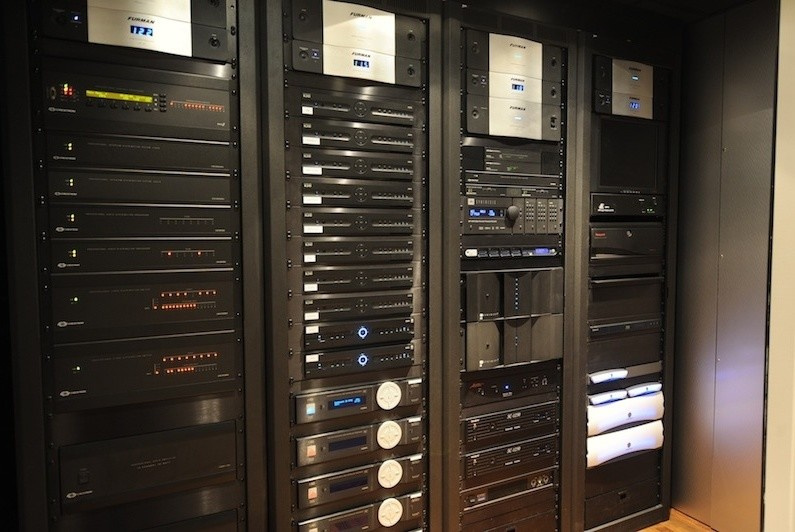 Умный дом техническое помещение, мультирум, оборудование кинотеатра.