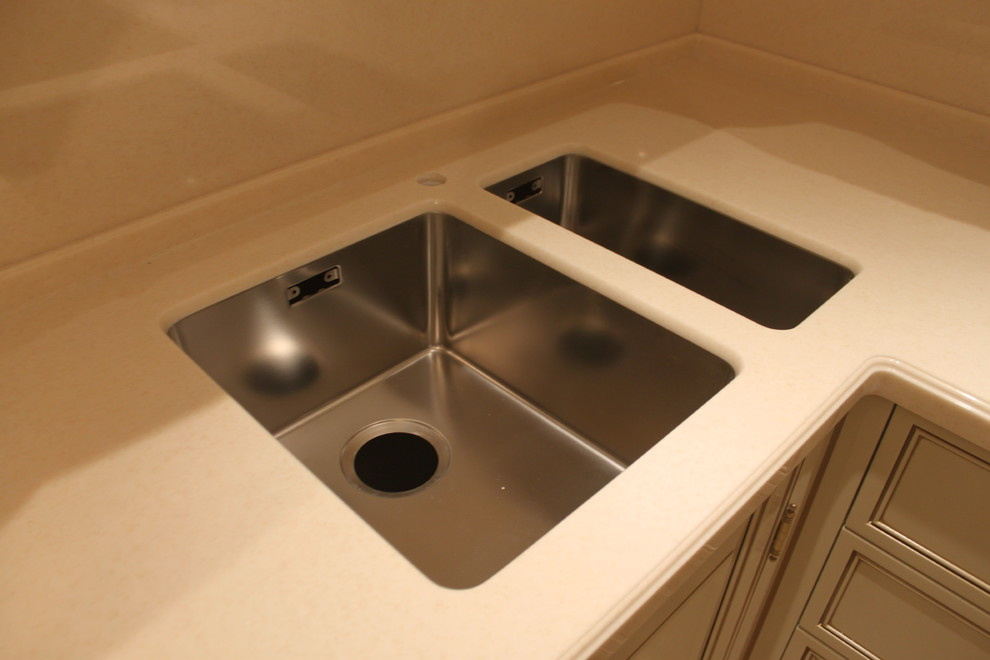 Столешница кухонная с мойками вклеенными снизу