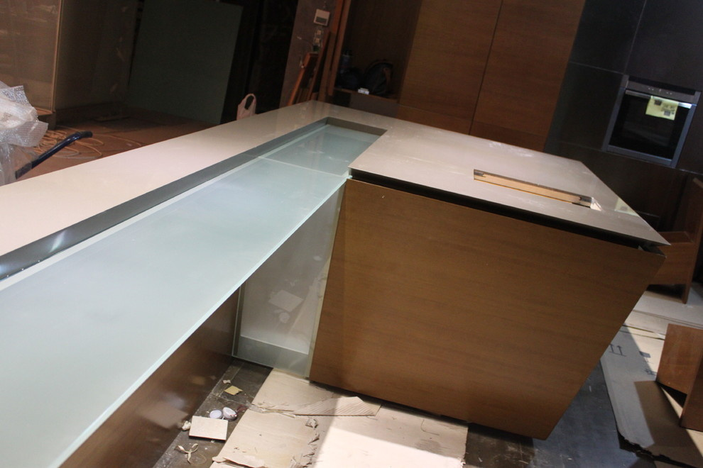 Остров столешница со стеклом и подсветкой