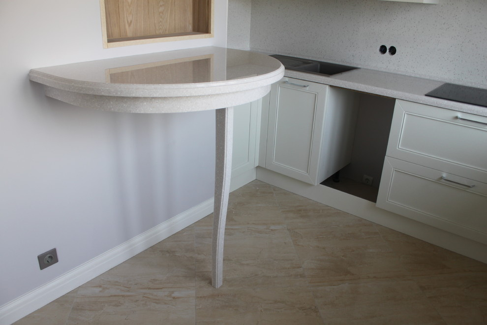 Столик в цвет столешницы