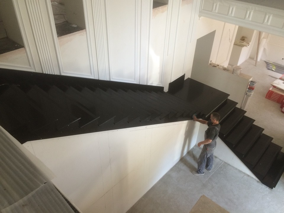 лестница из кварцевого агломерата. Частный интерьер.