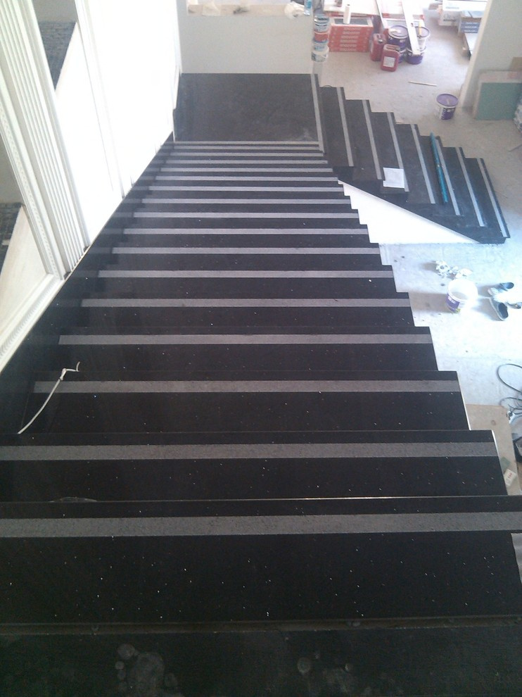 Обложка проекта: лестница из кварцевого агломерата. Частный интерьер.