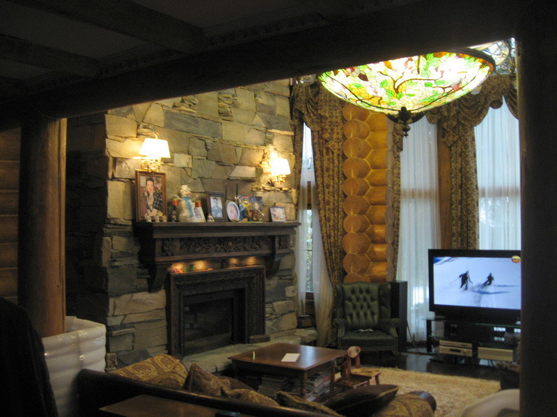 Загородный бревенчатый дом