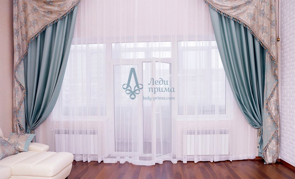 Роскошные классические шторы на нестандартные, высокие окна.