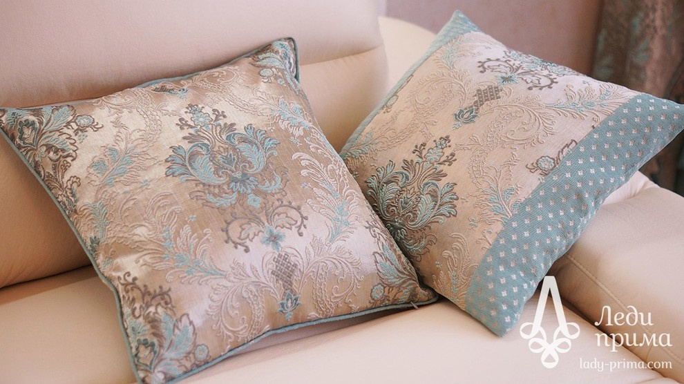 Роскошные классические шторы на нестандартные, высокие окна.