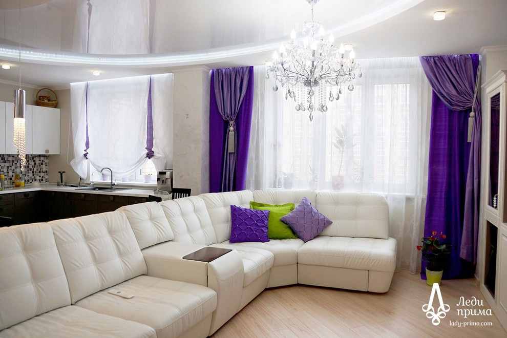 Яркие шторы в кухню-гостиную.