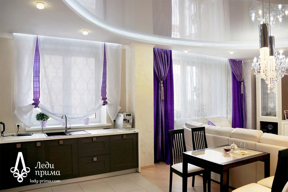 Яркие шторы в кухню-гостиную.