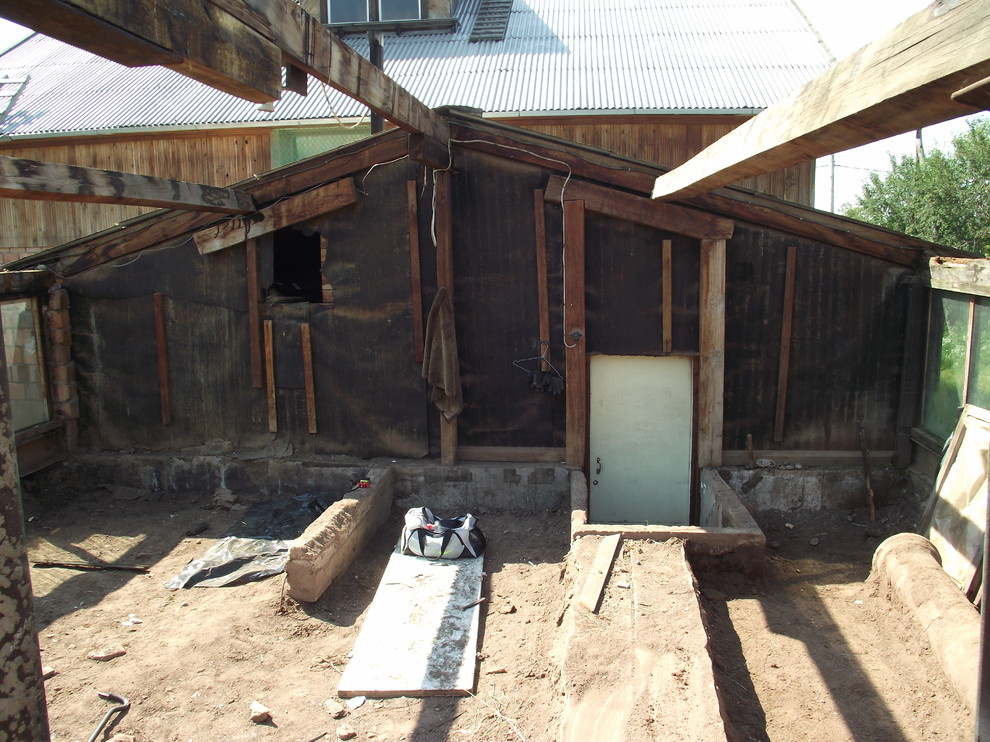 Из теплицы с помидорами в просторную беседку в бревенчатом стиле.