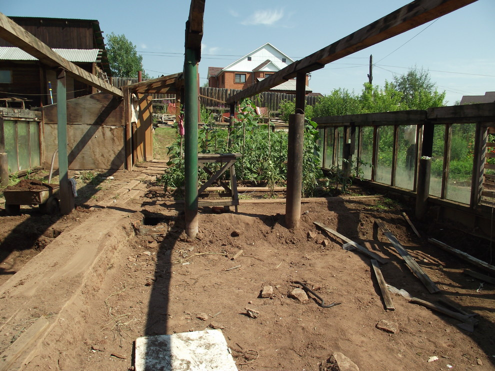 Из теплицы с помидорами в просторную беседку в бревенчатом стиле.