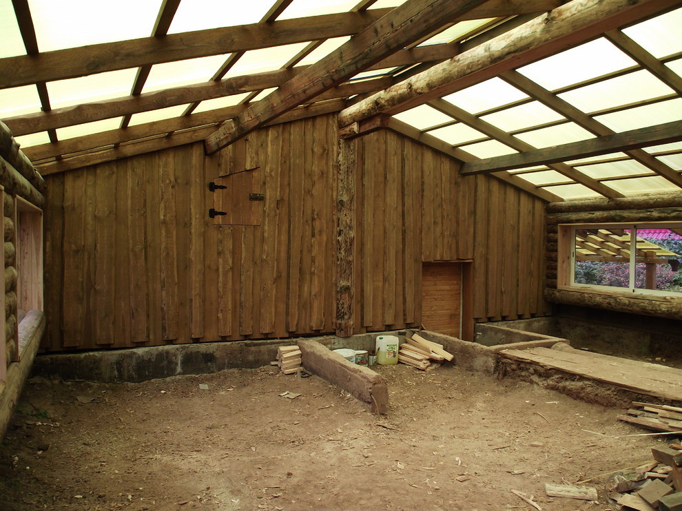 Из теплицы с помидорами в просторную беседку в бревенчатом стиле.