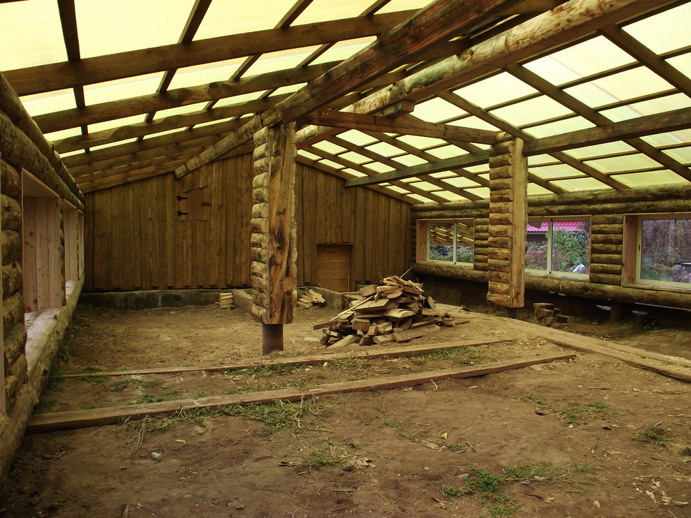 Из теплицы с помидорами в просторную беседку в бревенчатом стиле.