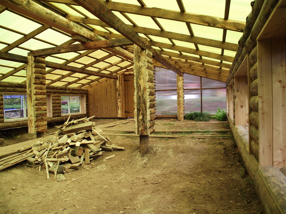 Из теплицы с помидорами в просторную беседку в бревенчатом стиле.