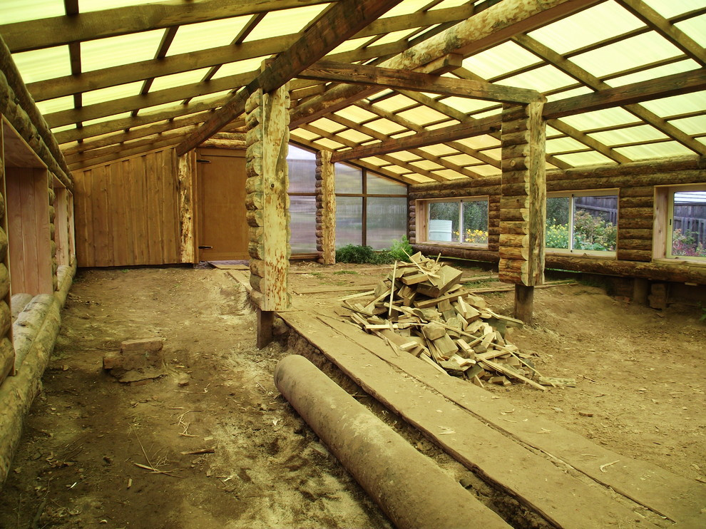 Из теплицы с помидорами в просторную беседку в бревенчатом стиле.