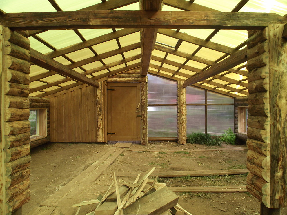 Из теплицы с помидорами в просторную беседку в бревенчатом стиле.