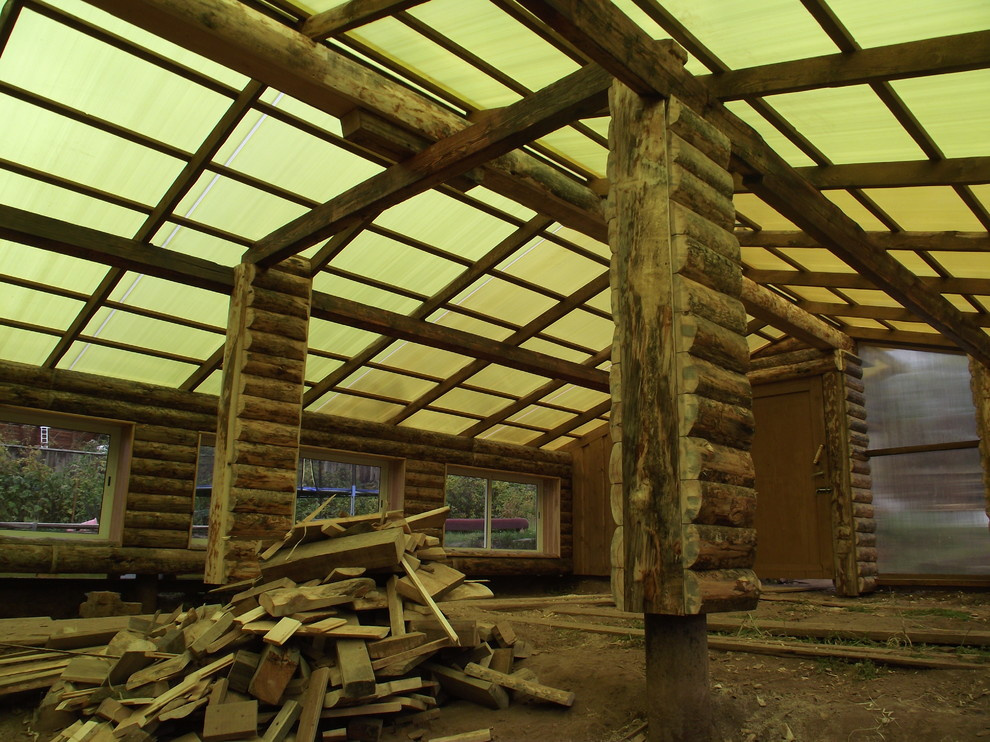 Из теплицы с помидорами в просторную беседку в бревенчатом стиле.