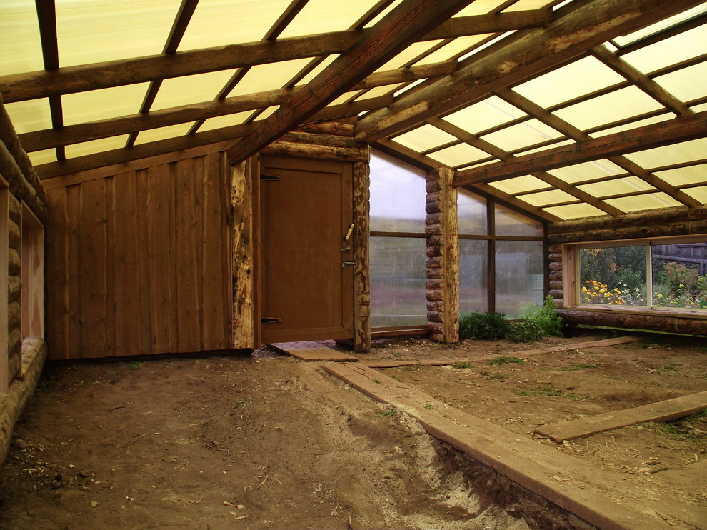 Из теплицы с помидорами в просторную беседку в бревенчатом стиле.