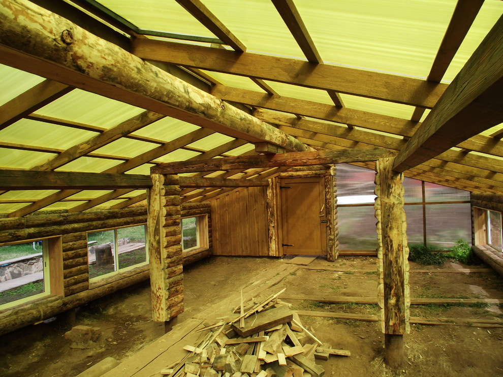 Из теплицы с помидорами в просторную беседку в бревенчатом стиле.