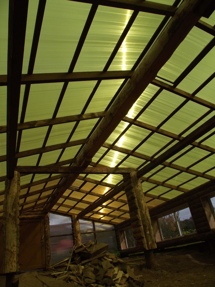 Из теплицы с помидорами в просторную беседку в бревенчатом стиле.