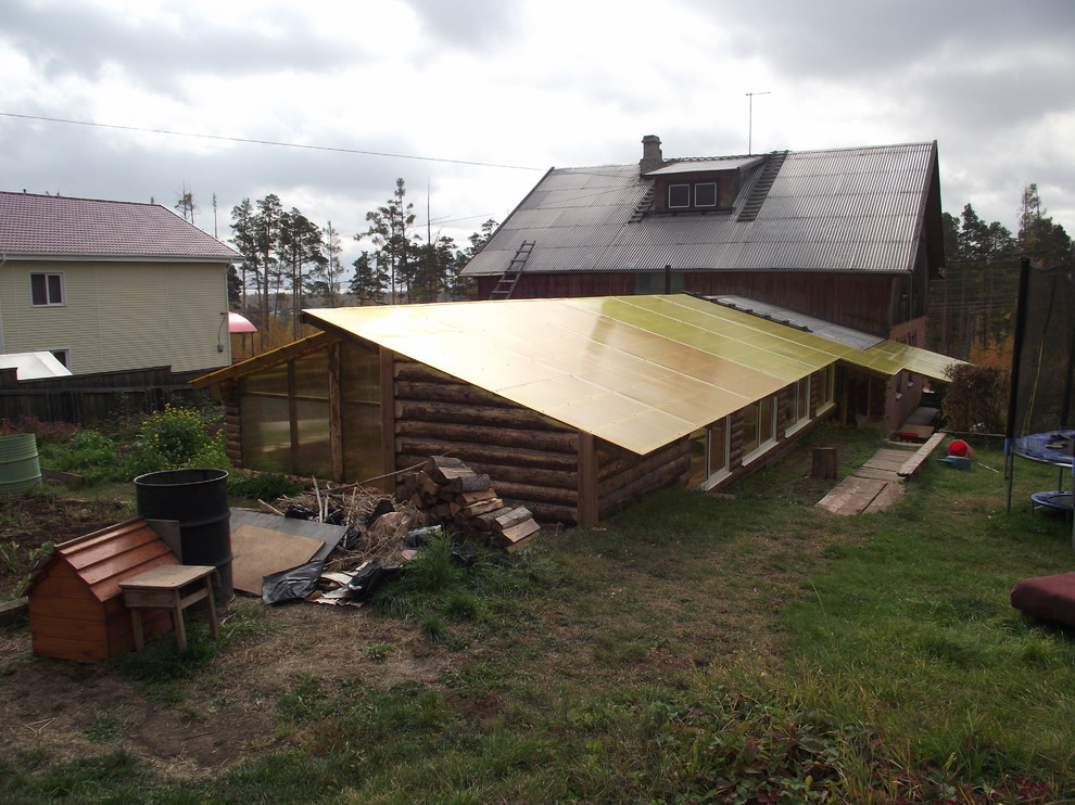 Из теплицы с помидорами в просторную беседку в бревенчатом стиле.