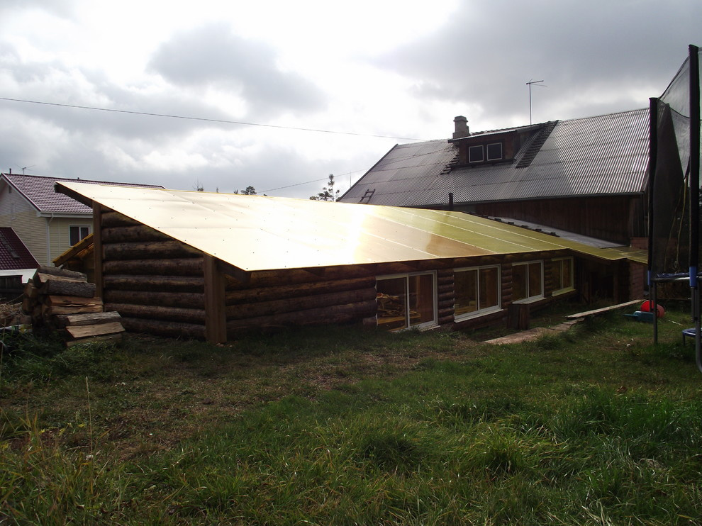 Из теплицы с помидорами в просторную беседку в бревенчатом стиле.