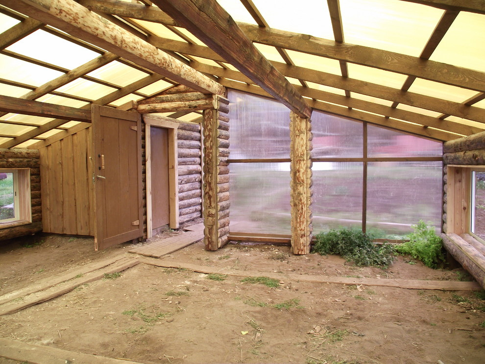 Из теплицы с помидорами в просторную беседку в бревенчатом стиле.