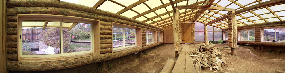 Из теплицы с помидорами в просторную беседку в бревенчатом стиле.