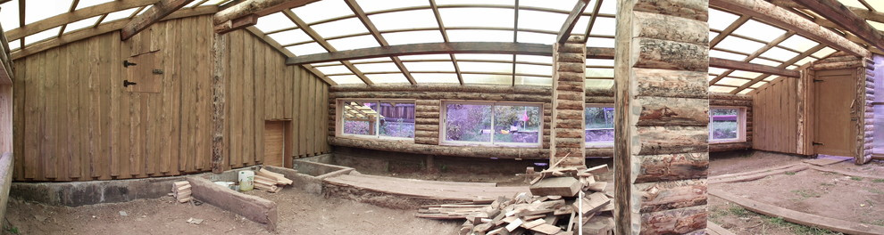 Из теплицы с помидорами в просторную беседку в бревенчатом стиле.