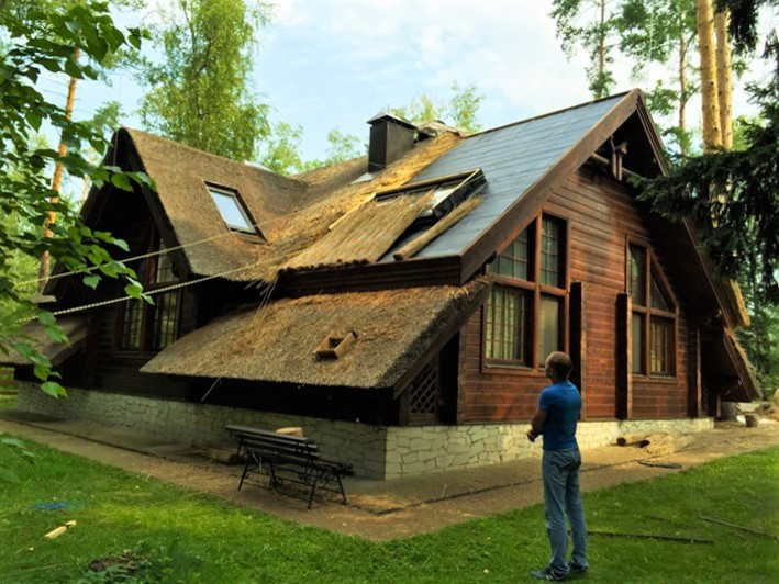 РЕМОНТ ЧАСТИ КРОВЛИ ИЗ КАМЫША. БАЗА ОТДЫХА ГАЗПРОМ.