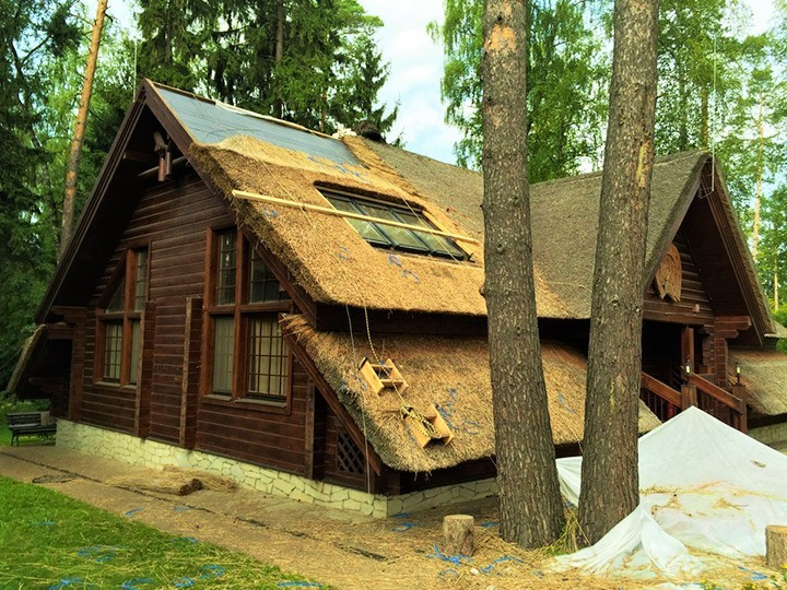 РЕМОНТ ЧАСТИ КРОВЛИ ИЗ КАМЫША. БАЗА ОТДЫХА ГАЗПРОМ.