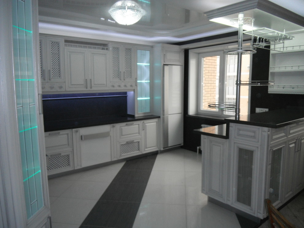 Кухня  с каменной столешницей