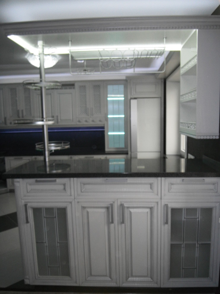 Кухня  с каменной столешницей