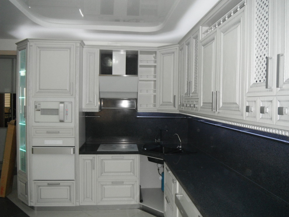 Кухня  с каменной столешницей