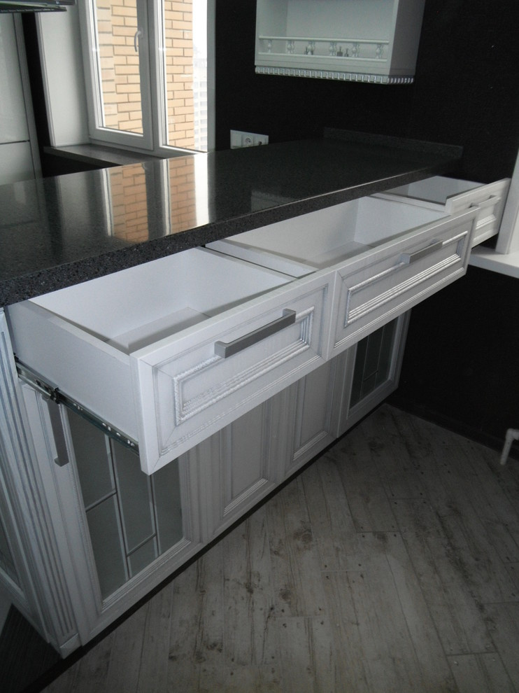 Кухня  с каменной столешницей